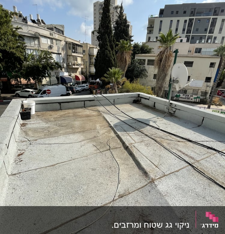 גג שטוח עם כבלים ודלי לבן